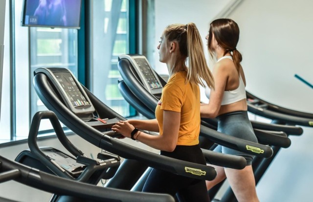 ]Nasi fotoreporterzy odwiedził siłownię Maximus oraz Klub Sportowy Centrum. Byli również w siłowni CityFit mieszącej się w Centrum Handlowym Rondo przy ul. Kruszwickiej. Jak ćwiczono w tych miejscach? Zobaczcie na kolejnych zdjęciach.