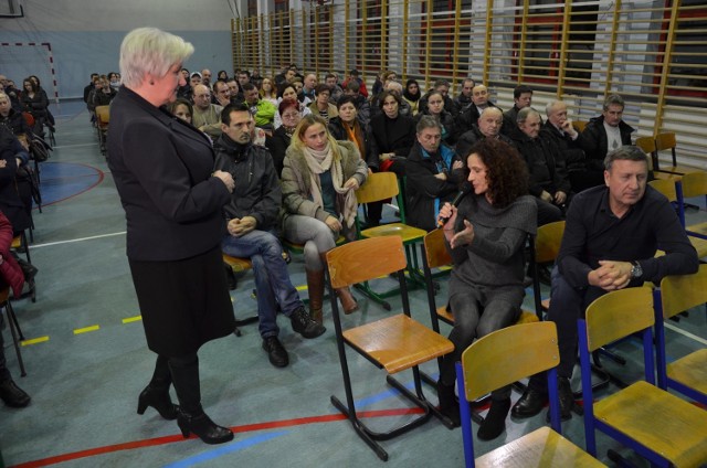 Przez blisko dwie godziny mieszkańcy debatowali z burmistrz Świerczyńską o przyszłości szkoły