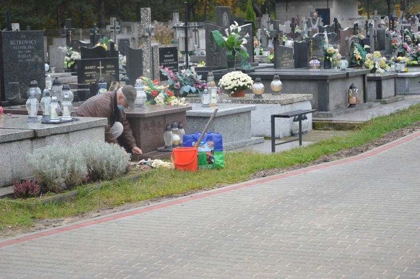 Przygotowania do Wszystkich Świętych na cmentarzu na osiedlu Rawka w Skierniewicach [ZDJĘCIA]