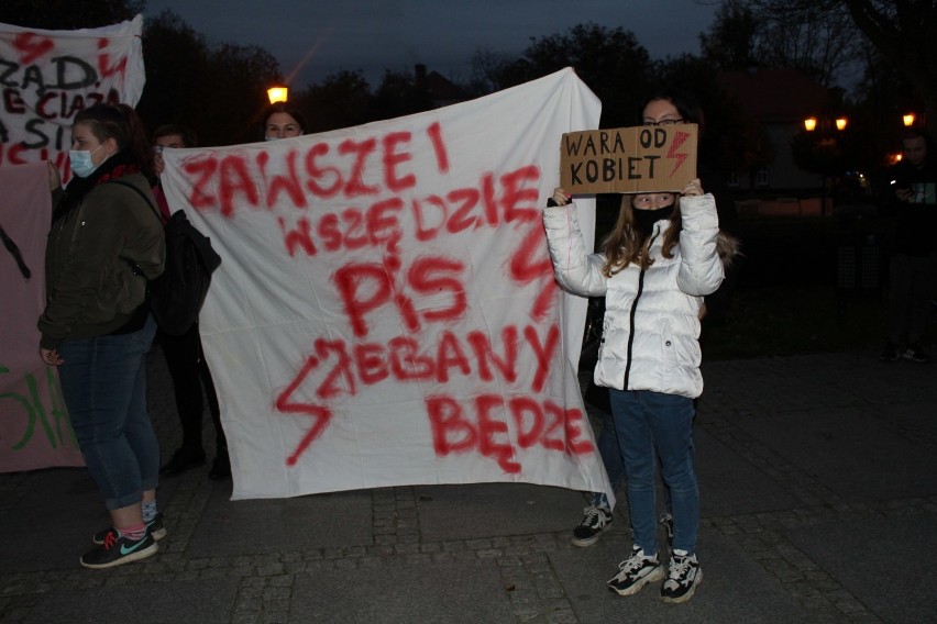 WSCHOWA. Na strajk kobiet we Wschowie przyszło dziś 27.10.2020 kilkaset osób [ZDJĘCIA] 
