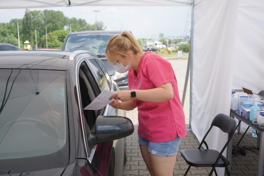 Czwarta fala pandemii koronawirusa: nowe lockdowny tylko dla NIEzaszczepionych? Alternatywą są tysiące zgonów i 37 mld zł strat gospodarki