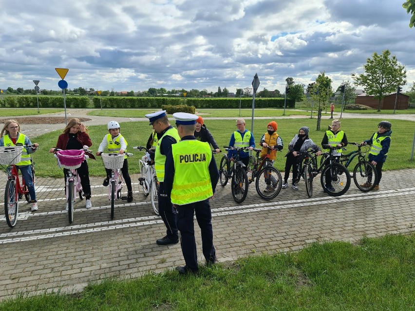 Uczniowie Zespołu Szkół w Broniszewicach egzamin na kartę rowerową zdawali pod okiem policjantów