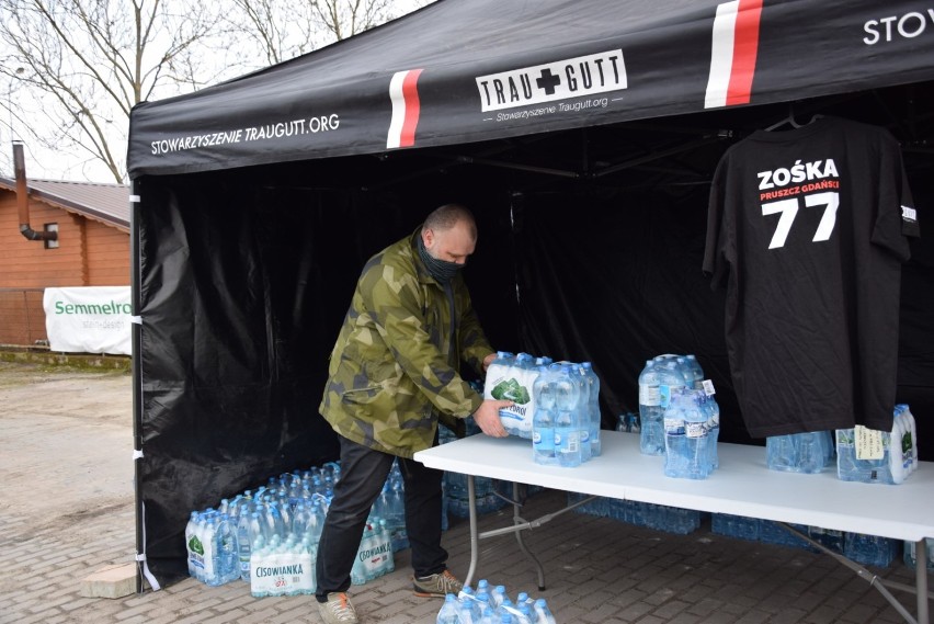 Pruszcz Gdański. 1500 litrów wody zebrali dla pacjentów z COVID-19 harcerze na apel chorego druha |ZDJĘCIA