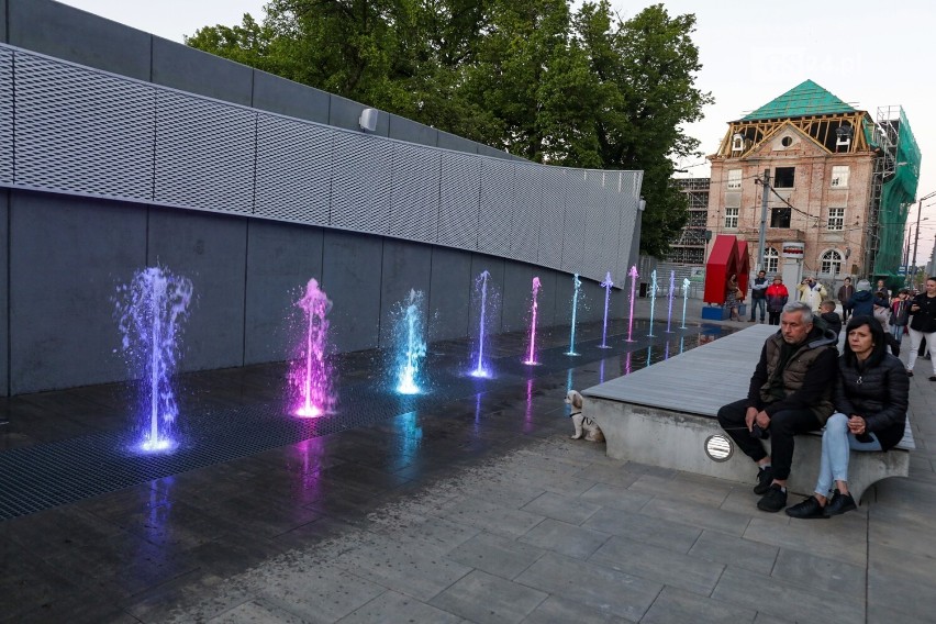 Nowoczesna fontanna pojawiła się przy ul. Niemierzyńskiej. Będą multimedialne pokazy. ZDJĘCIA