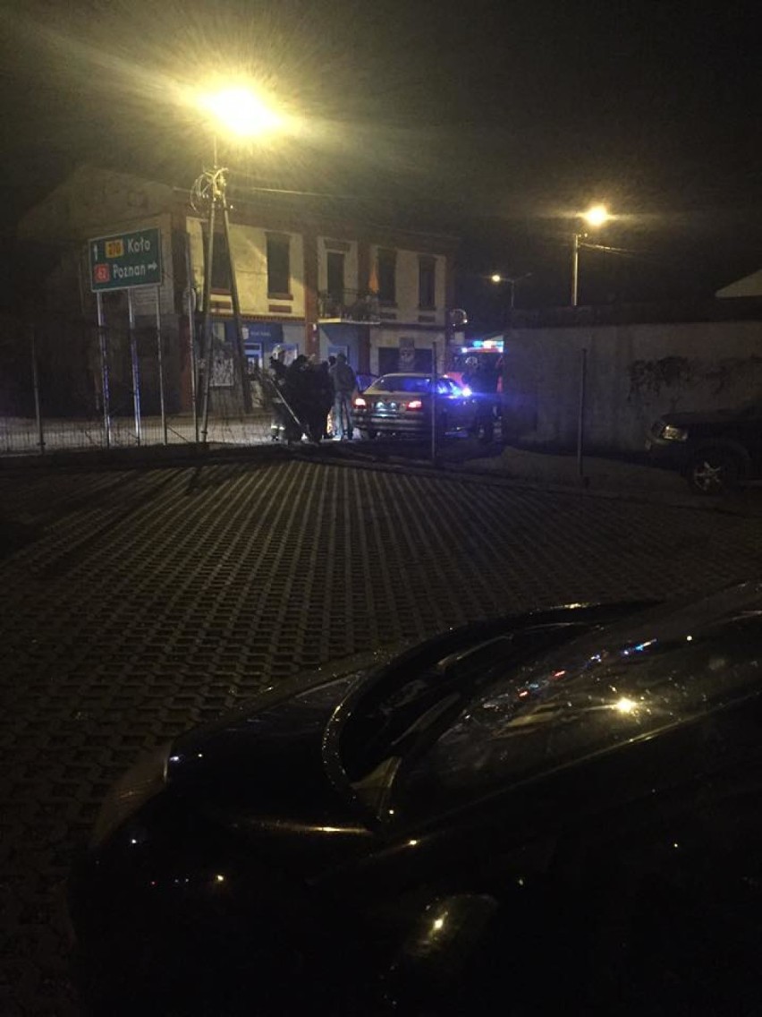 Wypadek w Brześciu Kujawskim. 22-latka kierująca BMW uderzyła w ogrodzenie