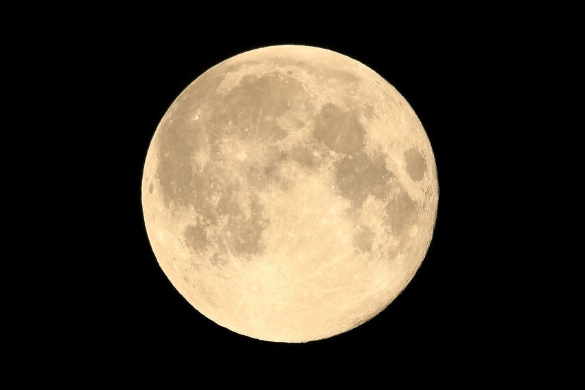 Truskawkowy Księżyc w Japonii w 2018 roku.