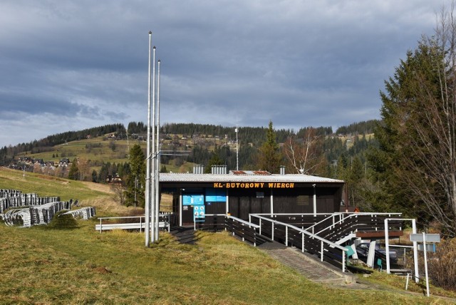 Dolna stacja wyciągu na Butorowy Wierch - tyle zostało po dawnym ośrodku narciarskim. Obecnie wyciąg działa tylko latem.