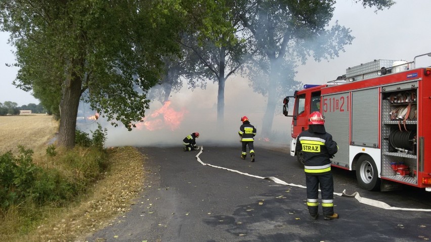 Pod Nowoszycami spłonęły dwie przyczepy ze słomą