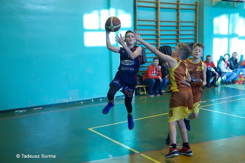 "Mikołajki z Basketem" Turniej o Puchar Dyrektora SP 3 w Stargardzie. Gospodarze najlepsi! [zdjęcia]