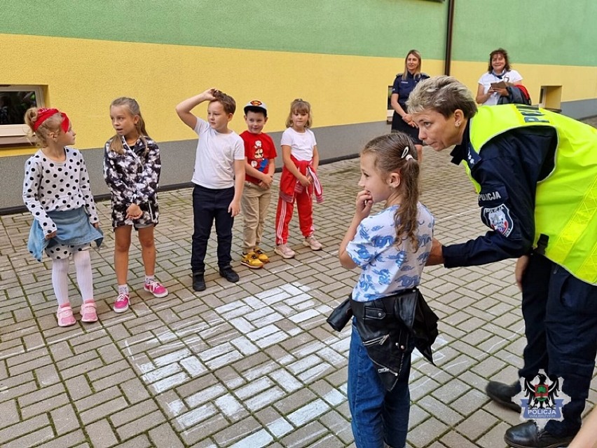 Policjanci z Boguszowa-Gorc w ramach akcji „Bezpieczna droga do szkoły” spotkali się z uczniami w Czarnym Borze