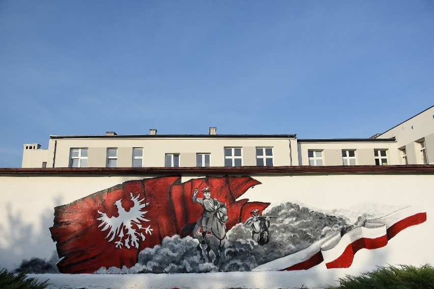 Powstańczy mural na budynku szkoły powstał w trzy dni