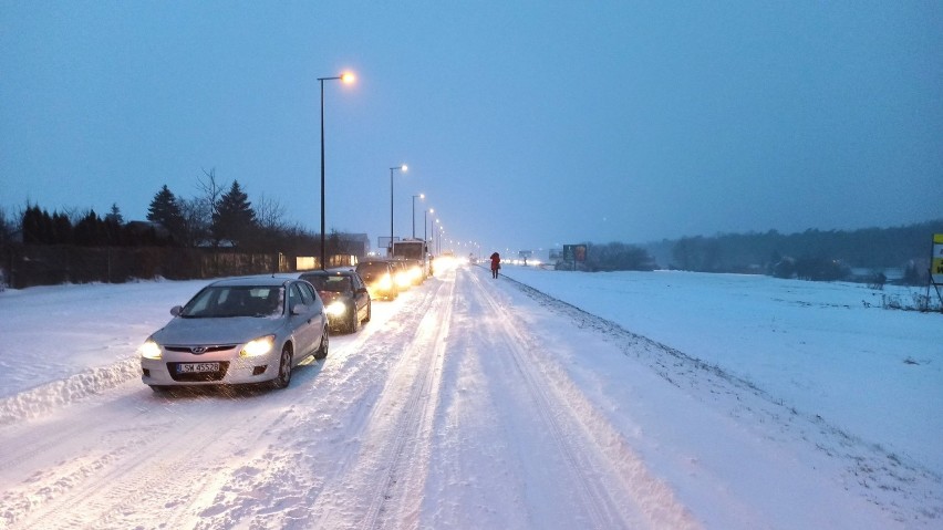 Śnieżyce, korki, zasypane drogi. Atak zimy w regionie. Sprawdź raport o stanie dróg
