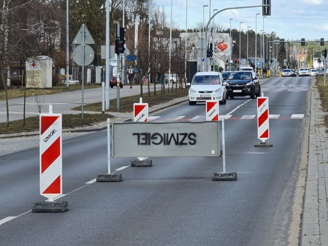 Po zwężeniu jezdni przy przejściu dla pieszych na wysokości ul. Jeleniej, Wrzosy jednak się nie zakorkowały