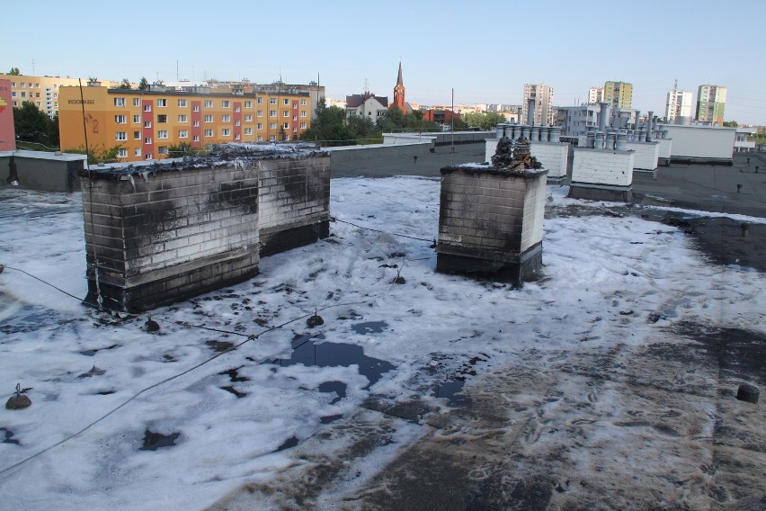 Pożar na Chełmie. Palił się dach jednego z budynków [ZDJĘCIA]