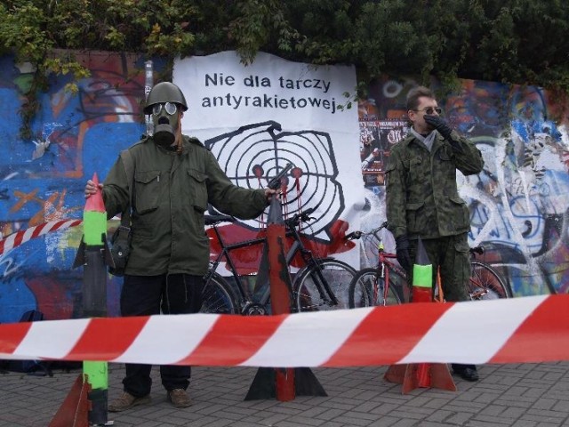 Uczestnicy odgrodzili się taśmą. fot. Rafał Łapiński