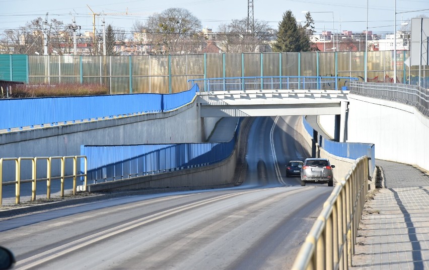 Malbork. Wulgaryzmy z "tunelu", czyli wiaduktu kolejowego na ulicy de Gaulle'a na razie nie znikną 