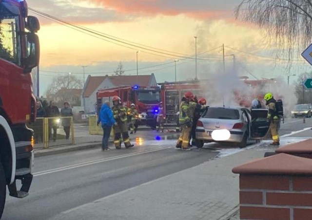 O dużym pechu może mówić kierowca auta osobowego, które stanęło w płomieniach we wtorek, 16 lutego w Kłodawie. 

Do zdarzenia doszło kilka minut przed godziną 17,  na ul. Gorzowskiej, głównej drodze biegnącej przez miasto. Z pomocą pospieszyli strażacy z OSP Kłodawa i Jednostki Ratowniczo-Gaśniczej w Gorzowie. Pożar został szybko opanowany.

Czytaj także: Pożar w Gorzowie. Paliła się altanka ogrodowa