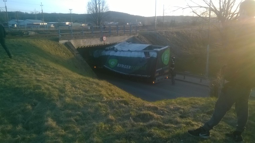 Pod wiaduktem przy ulicy Słupskiej utknęła ciężarówka ZDJĘCIA