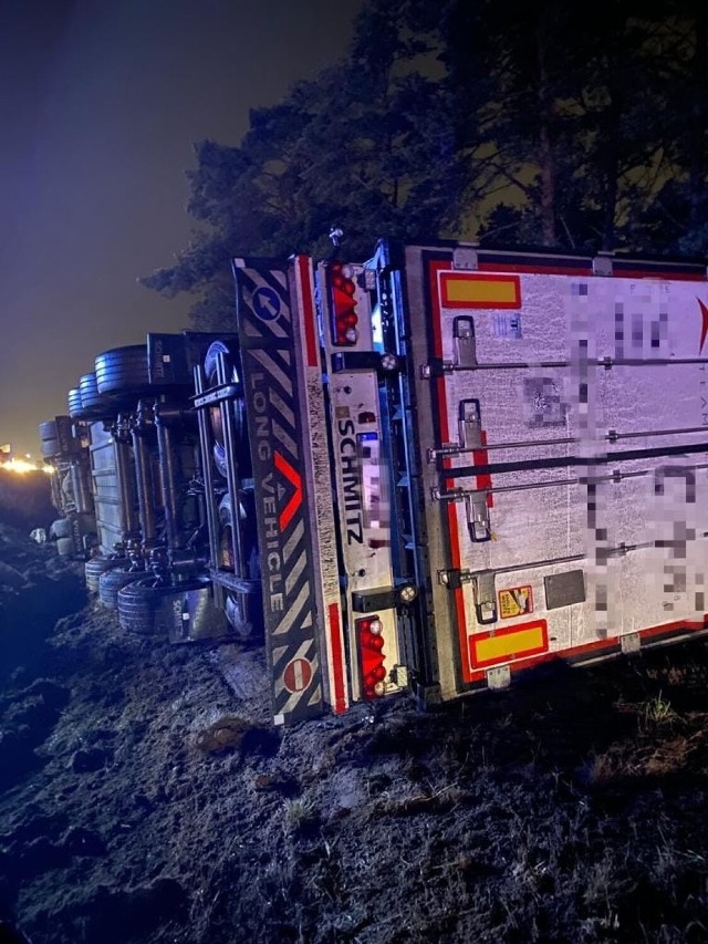 W poniedziałek, 19 grudnia, na trasie S10 pod Toruniem, około godz. 22:15 zderzyły się dwa auta. Zginęła jedna osoba.