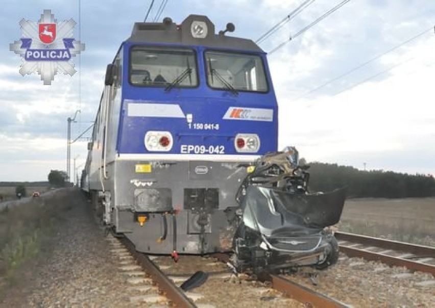 25-latek przeżył zderzenie z pociągiem, który pchał przed sobą jego auto przez 800 metrów!
