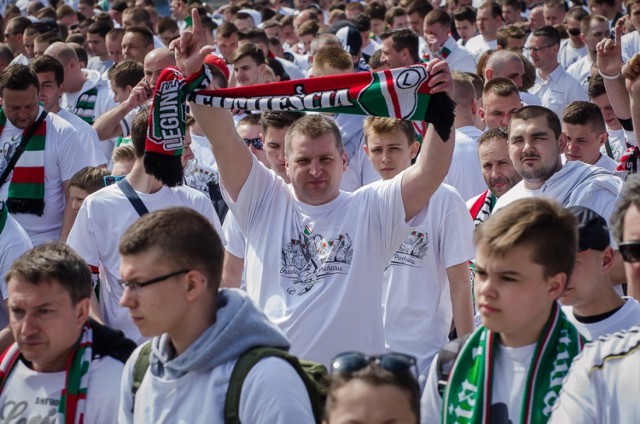 Przemarsz kibiców Legii ulicami Warszawy przed finałem Pucharu Polski [ZDJĘCIA]