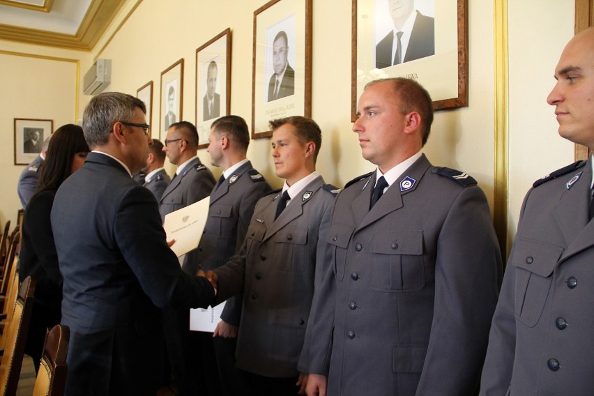 Katowice: 24 bohaterskich policjantów nagrodzonych przez wojewodę [ZDJĘCIA]