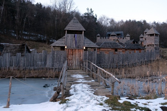 Wioska Fantasy w Kuńkowcach pod Przemyślem to rekreacyjny park tematyczny, w którym znajduje się replika średniowiecznej osady obronnej. 

Wioska Fantasy w Kuńkowcach organizuje zajęcia edukacyjne, gry terenowe, a także imprezy tematyczne w średniowiecznej stylistyce.

Pomysł na wybudowanie Wioski Fantasy zrodził się w głowach osób, tworzących od lutego 2008 roku Przemyską Gildię Fantastyki. Członkowie Gildii w ramach unijnego programu „Młodzież w działaniu”. Za cel postawili sobie budowę repliki średniowiecznej osady obronnej. 

Przestrzeń Wioski Fantasy uzyskała swój podstawowy kształt w 2010 roku, lecz mimo iż zasadnicza część robót została wykonana, potrzeba jeszcze wiele czasu i zaangażowania, by miejsce to uzyskało pożądaną formę. Ponieważ pomysłów na ulepszanie i rozbudowę tego miejsca jest mnóstwo, trudno wyznaczyć moment, kiedy osiągnięty zostanie efekt ostateczny. Z roku na rok w Wiosce Fantasy przybywa obiektów.