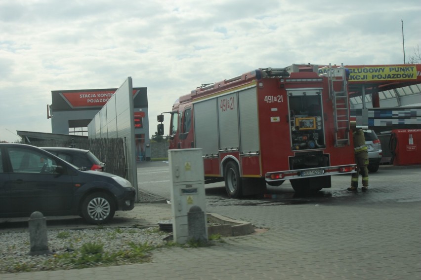 Pożar samochodu osobowego przy ul. Zdunowskiej w Krotoszynie [ZDJĘCIA]