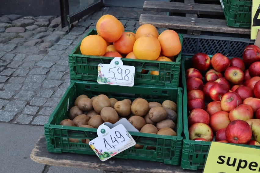 Ceny warzyw i owoców na straganie w Obornikach. Ile zapłacimy za rzodkiewkę, a ile za marchewkę?