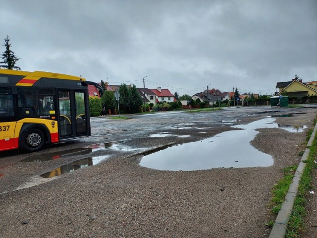 Pętla autobusowa na osiedlu Mniszek od dawna jest w fatalnym stanie