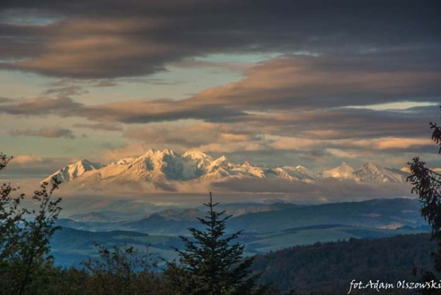 Ośnieżone Tatry widziane z Krynicy-Zdroju