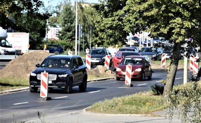 Zielona Góra, 17 września 2020. Ruszył remont odcinka ul. Zjednoczenia. Od wiaduktu do ronda na ul. Herberta mogą tworzyć się czasem korki