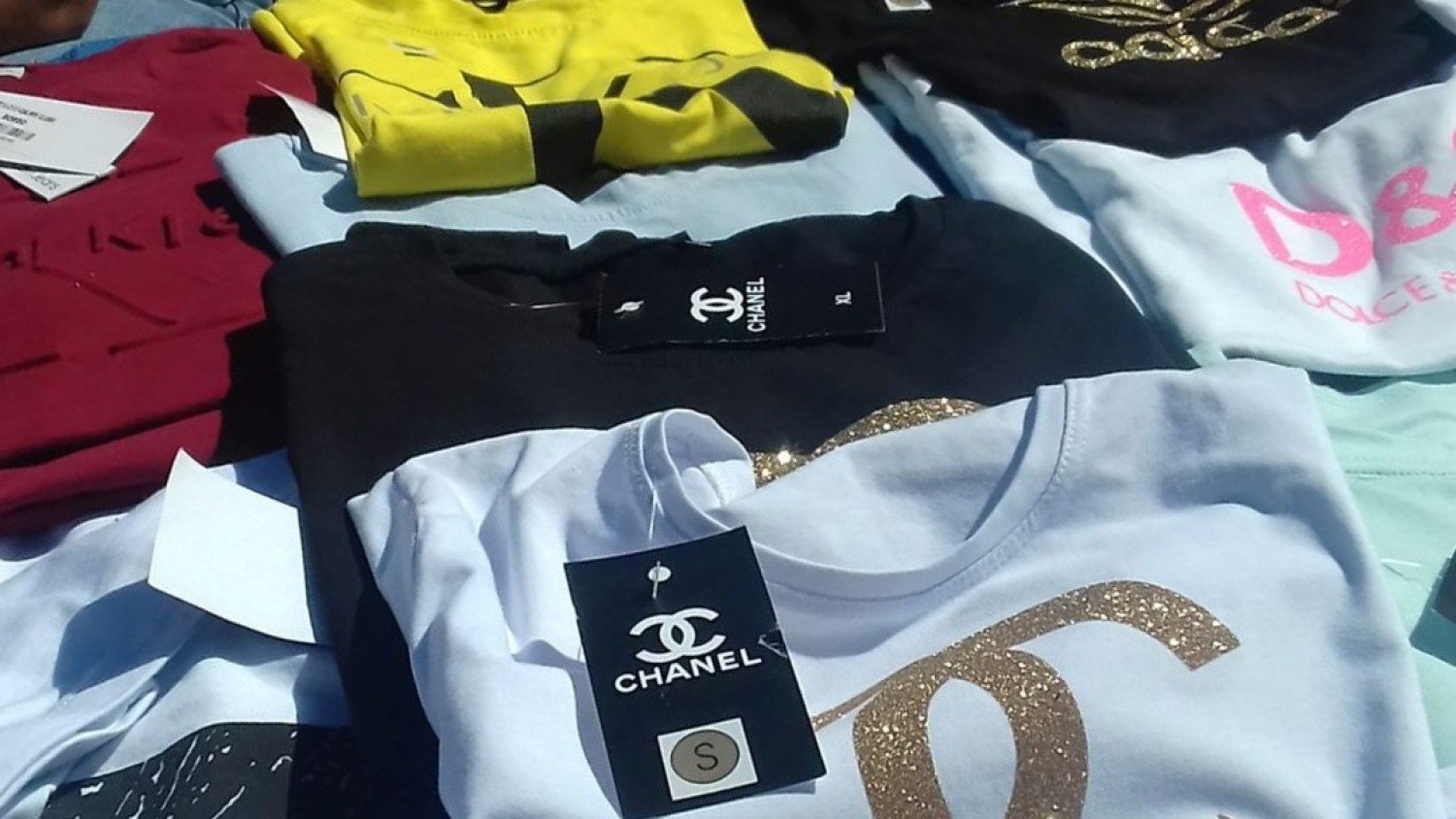 Lewe koszulki z metkami Adidas czy Chanel kupisz w biały dzień na  targowisku w bydgoskim Fordonie | kujawsko-pomorskie Nasze Miasto