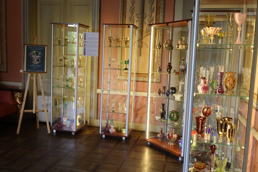 Wspaniale zdobione szkła i wyroby emalierskie w pałacowych komnatach. Wyjątkowa wystawa z Muzeum Ziemiaństwa w Dobrzycy