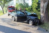 Wypadek w powiecie braniewskim. Volkswagen uderzył w drzewo [zdjęcia]
