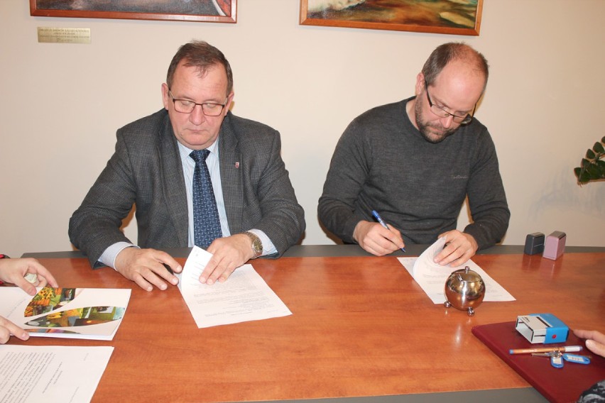 Podpisanie umowy na dokumentację przebudowy ul. Lipowej wraz...