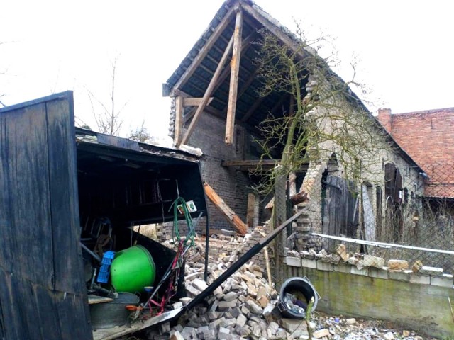 Niebezpieczne zdarzenie w Koronowie. W niedzielę, 6 stycznia, po godzinie 11 Ochotnicza Straż Pożarna w Koronowie dostała wezwanie na ulicę Ogrodową, gdzie zawaliła się ściana budynku gospodarczego.

Na miejsce wysłano dwa zastępy OSP oraz policję. Jak przekazali nam strażacy z Koronowa, w zdarzeniu - na szczęście - nikt nie ucierpiał. 

➤ Więcej zdjęć na następnych stronach ➤


Stop Agresji Drogowej. Odcinek 5


