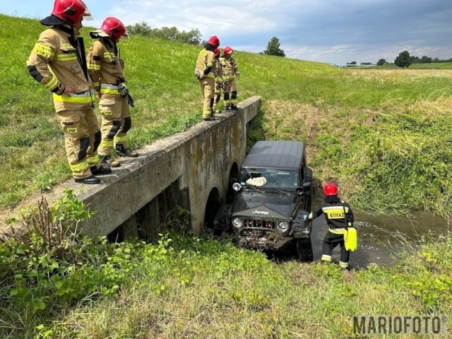 Kierowca jeepa jechał wałem wzdłuż kanału. Jego auto podróż zakończyło w rowie, a on trafił do szpitala.