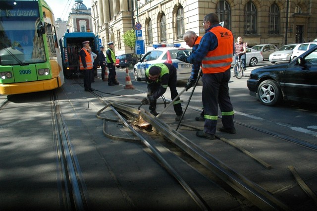 Wybrzuszona szyna na ul. Basztowej, zdjęcia z kwietnia 2015 r.