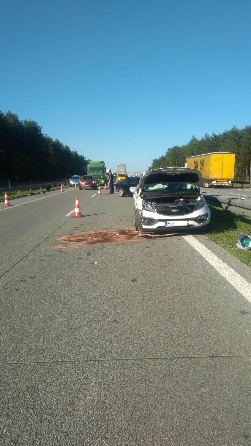 Wypadek  na S8 koło Tomaszowa Mazowieckiego. Zderzenie dwóch samochodów. Jedna osoba ranna [ZDJĘCIA]