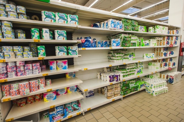 W pierwszym tygodniu marcowego szturmu zakupowego sprzedaż papieru toaletowego w sklepach handlu tradycyjnego wzrosła z tygodnia na tydzień o 263 proc.