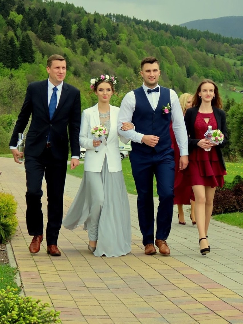Karolina i Mariusz mieli ślub jak z bajki w Muszyńskich Ogrodach