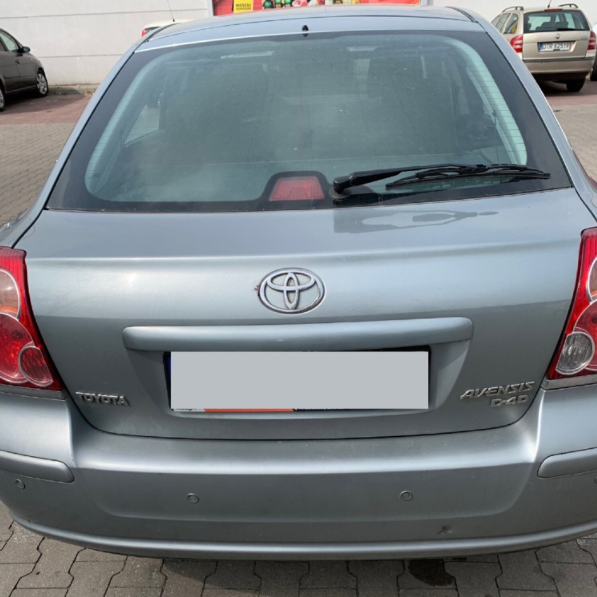 Samochód Toyota Avensis...