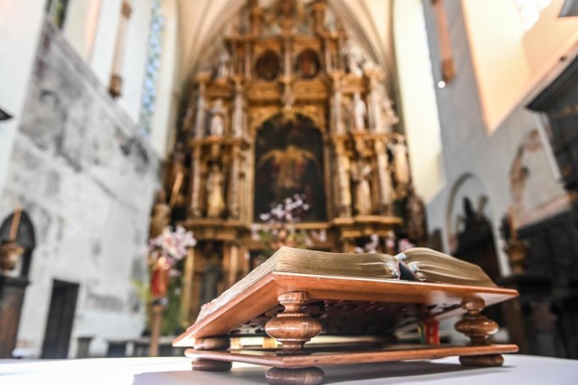 Z roku na rok jesteśmy coraz bardziej hojni i więcej przeznaczamy na potrzeby kościoła. Kościół nie zawsze na tym zyskuje, bo przecież wiernych jest coraz mniej.

Więcej informacji na kolejnych slajdach >>>