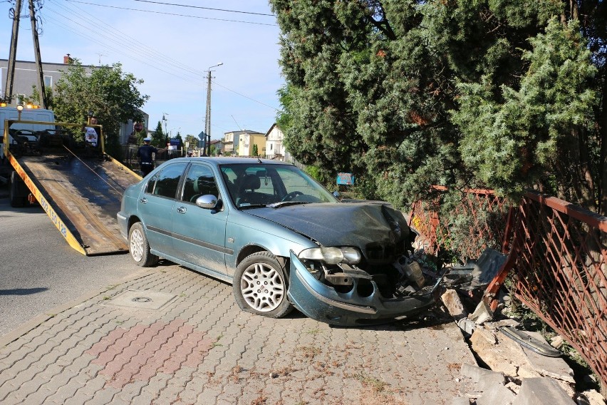 Wypadek na ulicy Długiej w Aleksandrowie Kujawskim. 47-latka wjechała w ogrodzenie [zdjęcia]