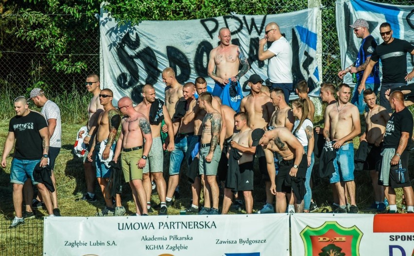 Piłkarze i kibice Zawiszy wspólnie świętowali awans do V...