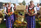 Sękowa. Gminne dożynki z pierwszym festiwalem chleba. Małgorzata Małuch, wójt gminy odebrała  bochen z mąki z tegorocznych zbiorów