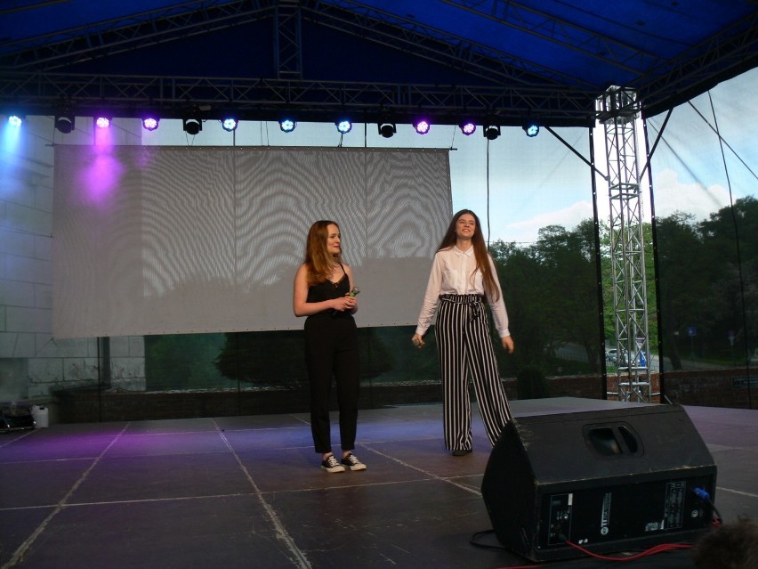 Piknik na dziedzińcu Zamku Królewskiego w Sandomierzu z okazji 100-lecia Polskiego Czerwonego Krzyża