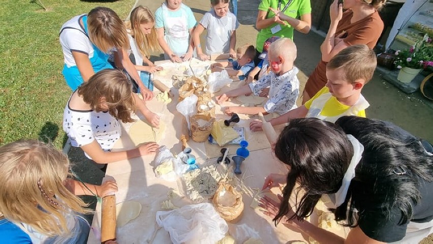 Wapienne. Rodzinny konkurs lepienia pierogów podczas Dnia Otwartego Produktu Regionalnego. Nie liczyło się cienkie ciasto, tylko wyobraźnia