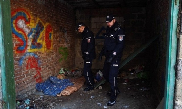 Policja apeluje o zwrócenie w okresie jesienno-zimowym na osoby, którym może grozić wychłodzenie.